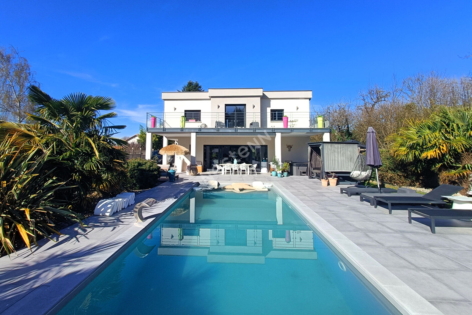 Villa de prestige au centre d'Heyrieux sur 2148 m² de terrain paysagé avec piscine