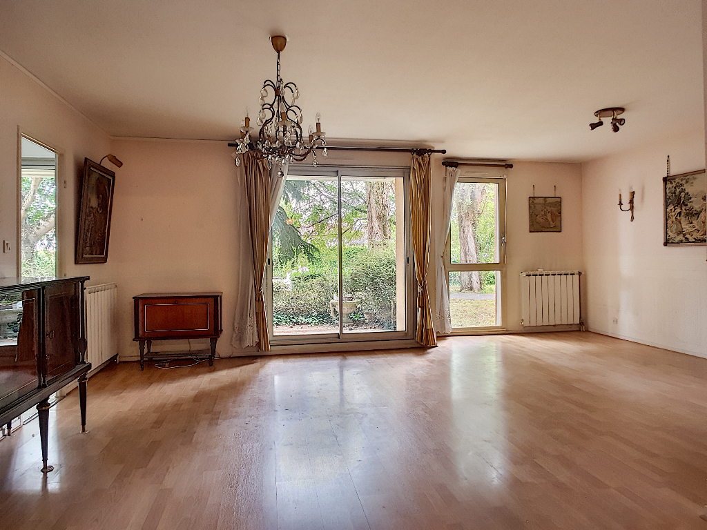 Grand appartement T4 traversant avec terrasse a vendre au centreville