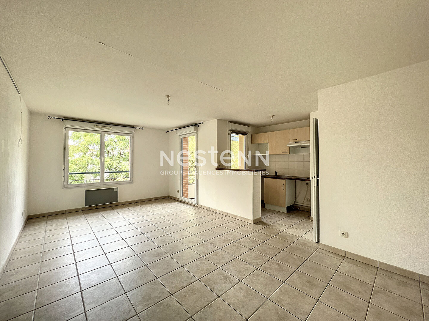 A vendre. Grand appartement T2 en dernier etage avec terrasse et