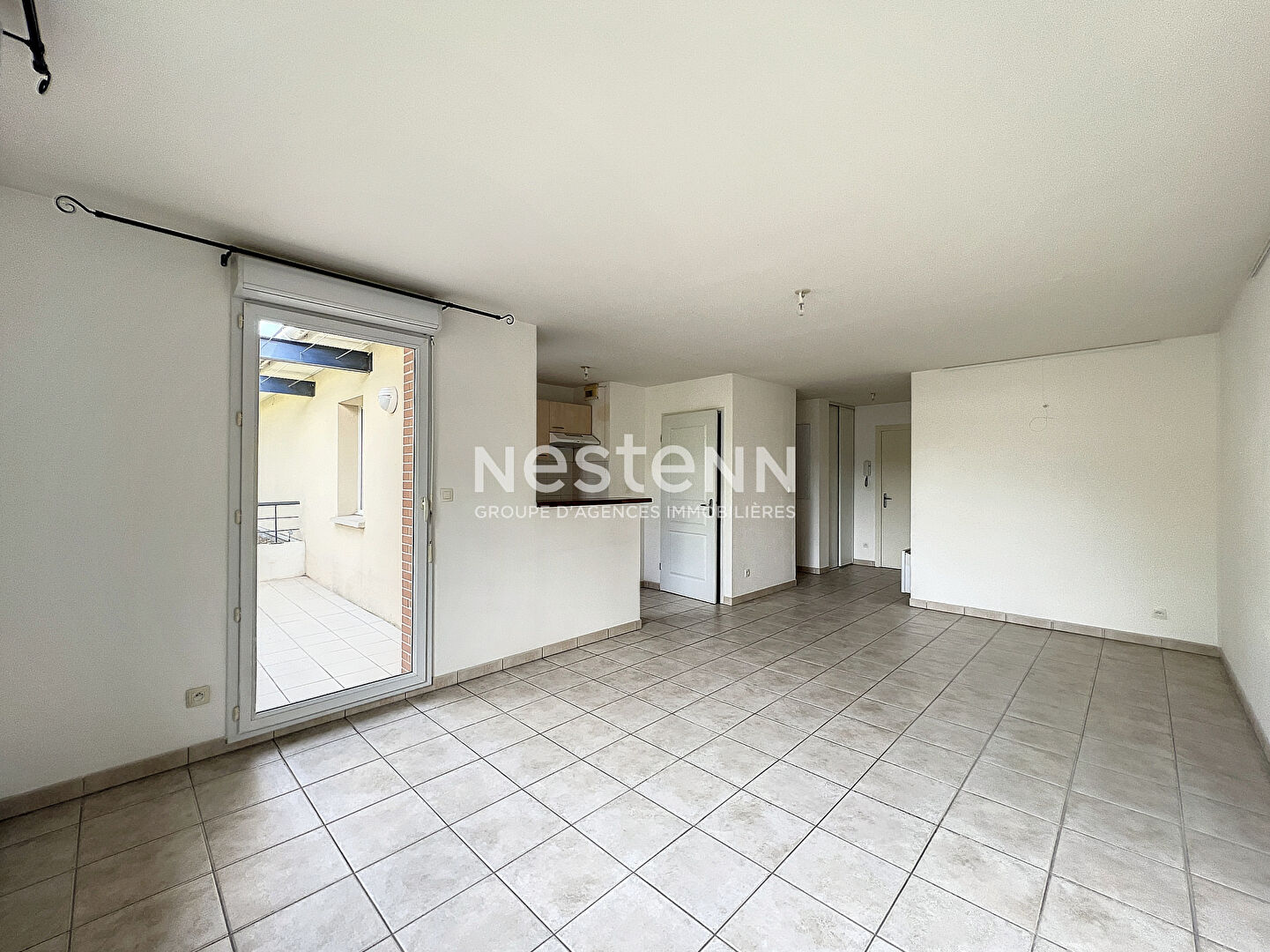 A vendre. Grand appartement T2 en dernier etage avec terrasse et