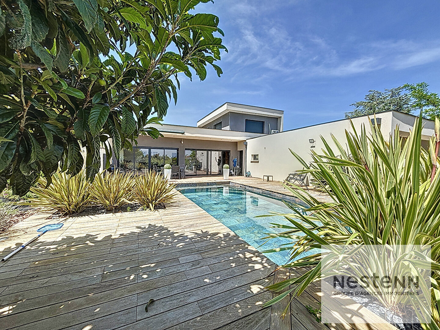 Villa contemporaine de 220 m²  de type 7 avec piscine chauffée et appartement indépendant  de 42 m²