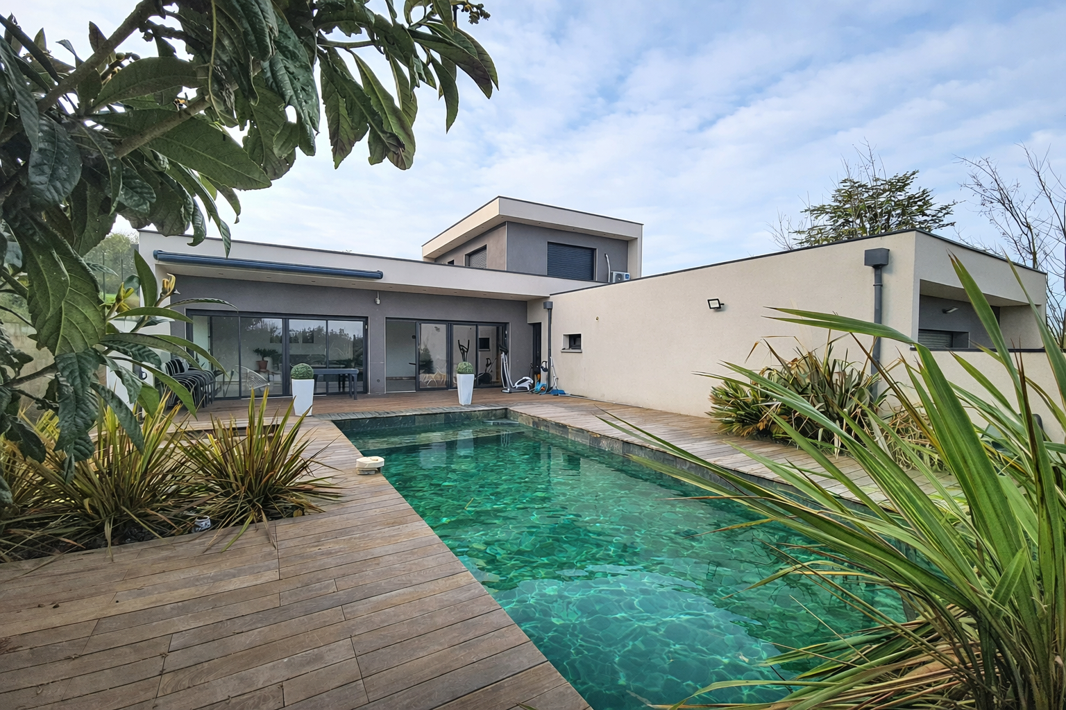 Villa contemporaine de 220 m²  de type 7 avec piscine chauffée et appartement indépendant  de 42 m²
