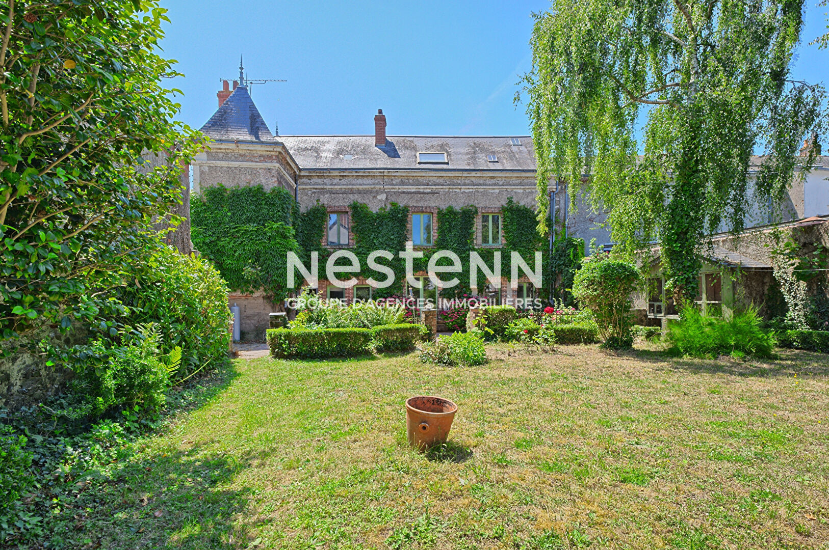 Maison de maître à vendre Vihiers centre ! 7 chambres ! 300 m² ! Jardin sans vis-à-vis, clos et dépendances - D6031
