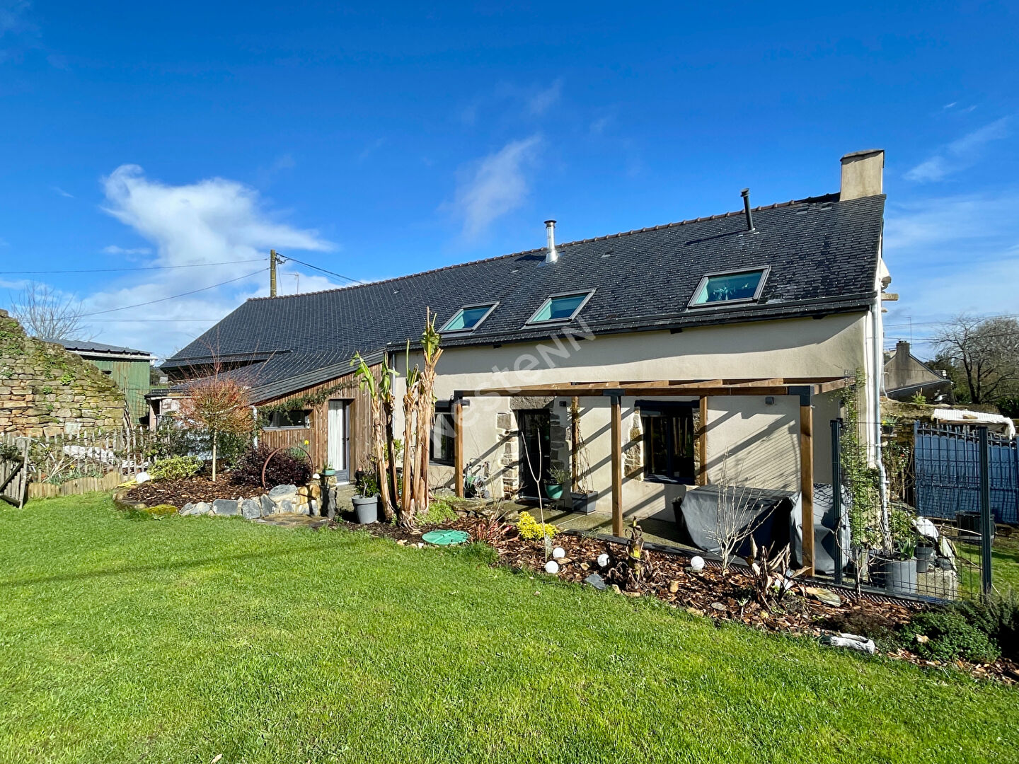 Maison en pierres a vendre a Serent avec une vie de plain pied a 25 minutes de Vannes et 975 m2