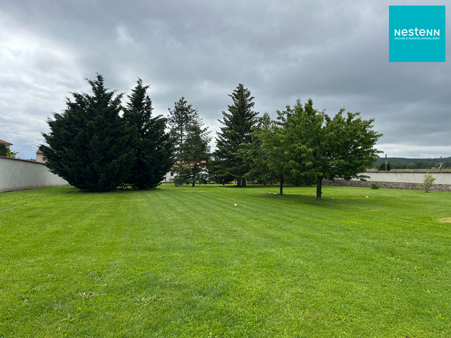 Terrain constructible 2000 m² environ - Centre ville - zone U1 - Saint Romain Le Puy - promotion immobilière possible · à Sai