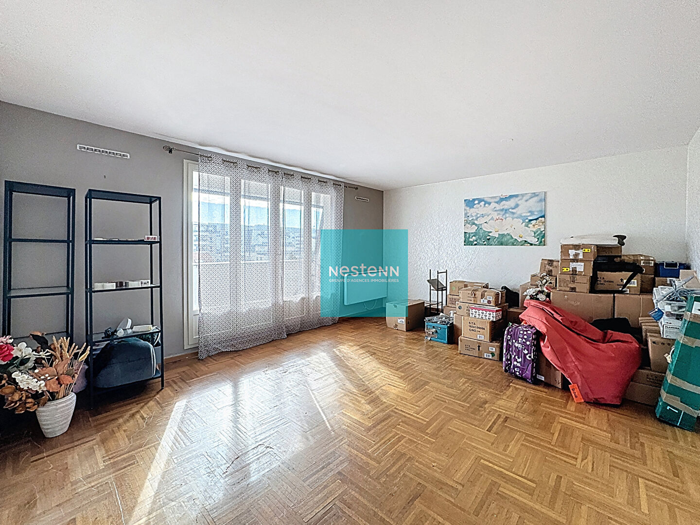 Appartement F3 avec balcon et place de parking en sous-sol, à 2 minutes à pied de la gare, proche de toutes commodités.