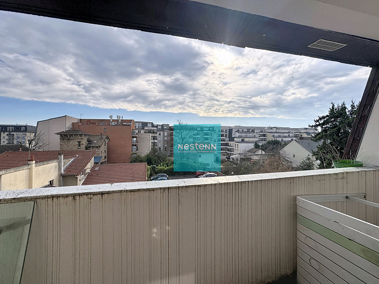 Appartement F3 avec balcon et place de parking en sous-sol, à 2 minutes à pied de la gare, proche de toutes commodités.