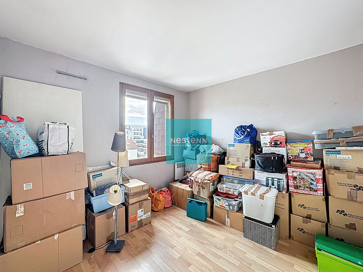 Appartement F3 avec balcon et place de parking en sous-sol, à 2 minutes à pied de la gare, proche de toutes commodités.