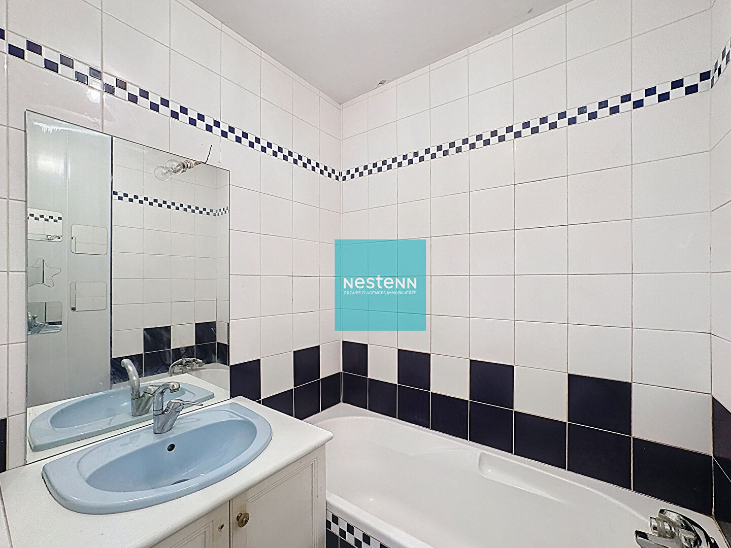 Appartement F3 avec balcon et place de parking en sous-sol, à 2 minutes à pied de la gare, proche de toutes commodités.