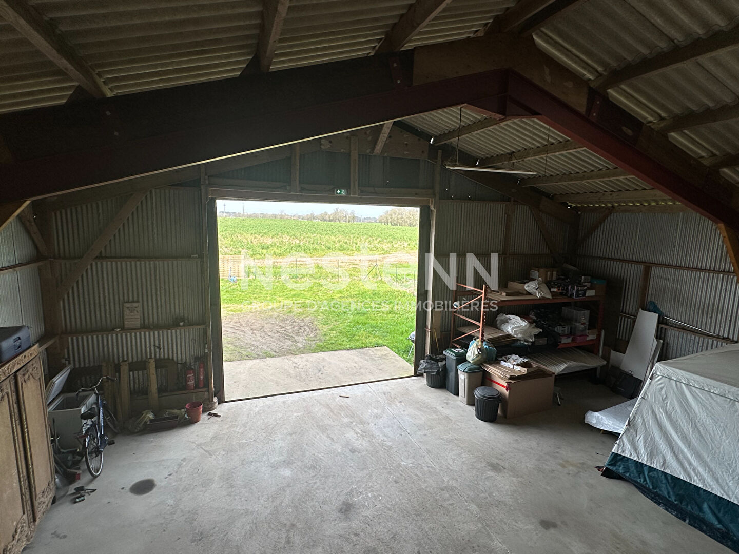 Bâtiment 300 m², sur 1200 m² terrain, idéal stockage.