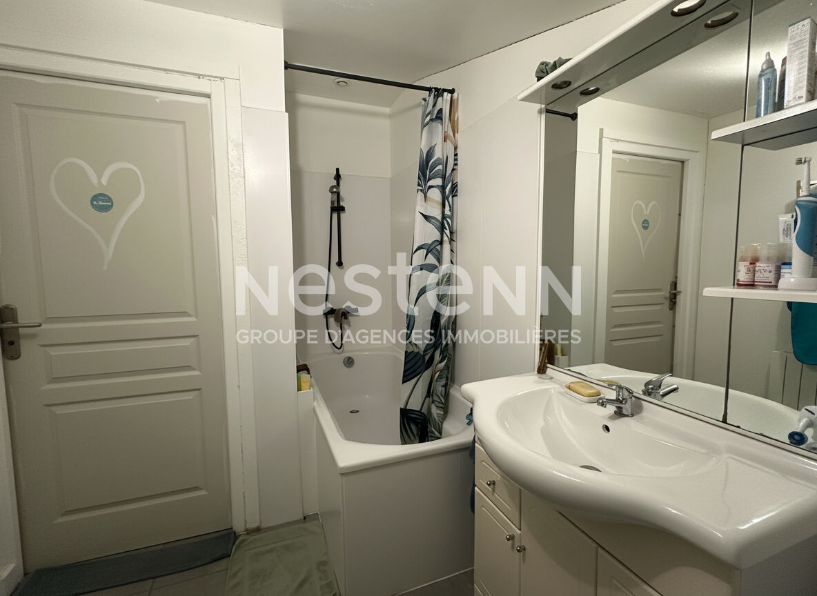 Bâtiment 300 m², sur 1200 m² terrain, idéal stockage.