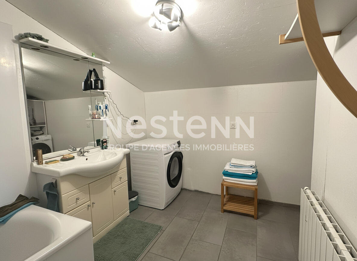 Bâtiment 300 m², sur 1200 m² terrain, idéal stockage.