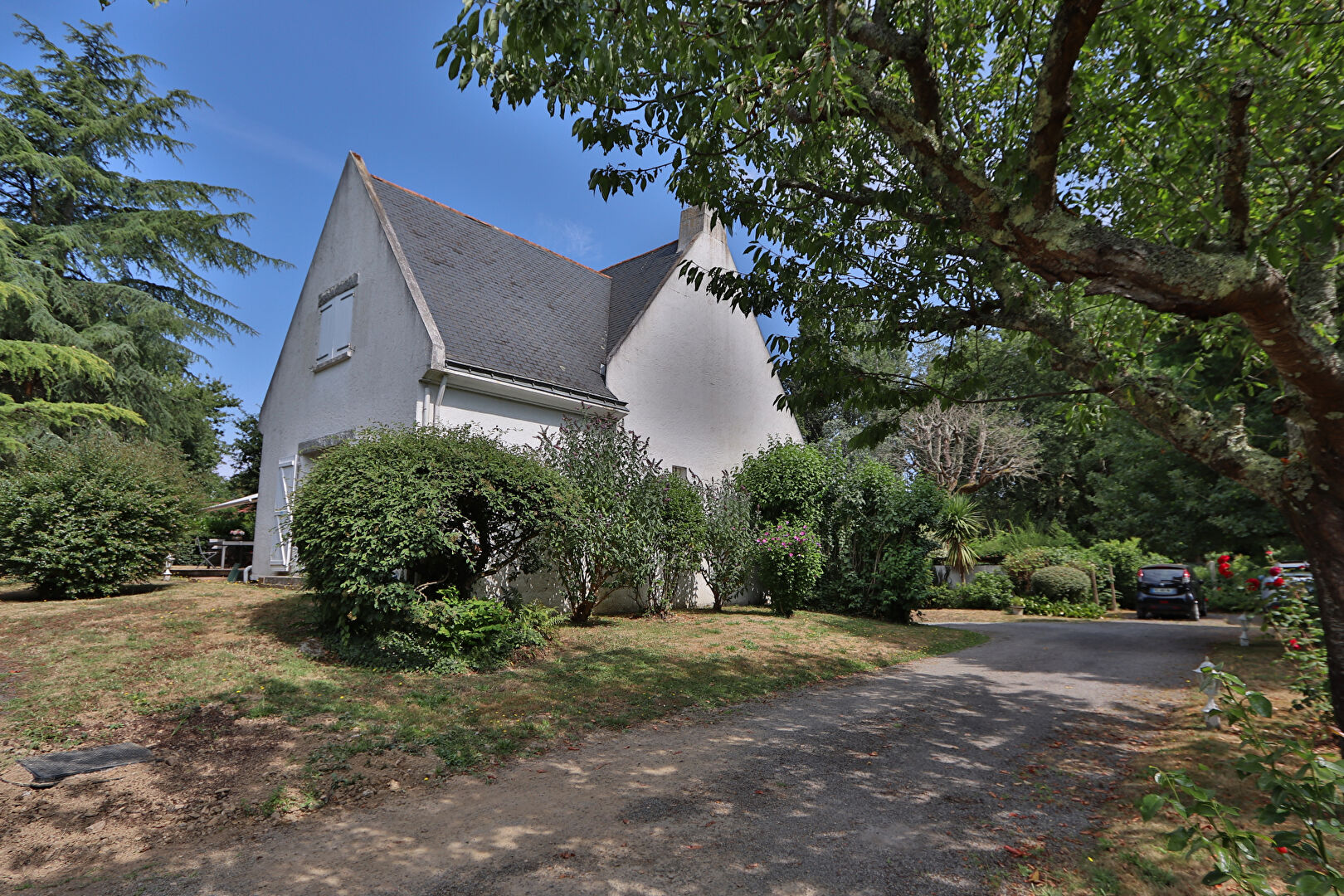 Vaste propriété de 225m² habitables sur terrain de 1919 m² arboré et paysagé - 5 chambres