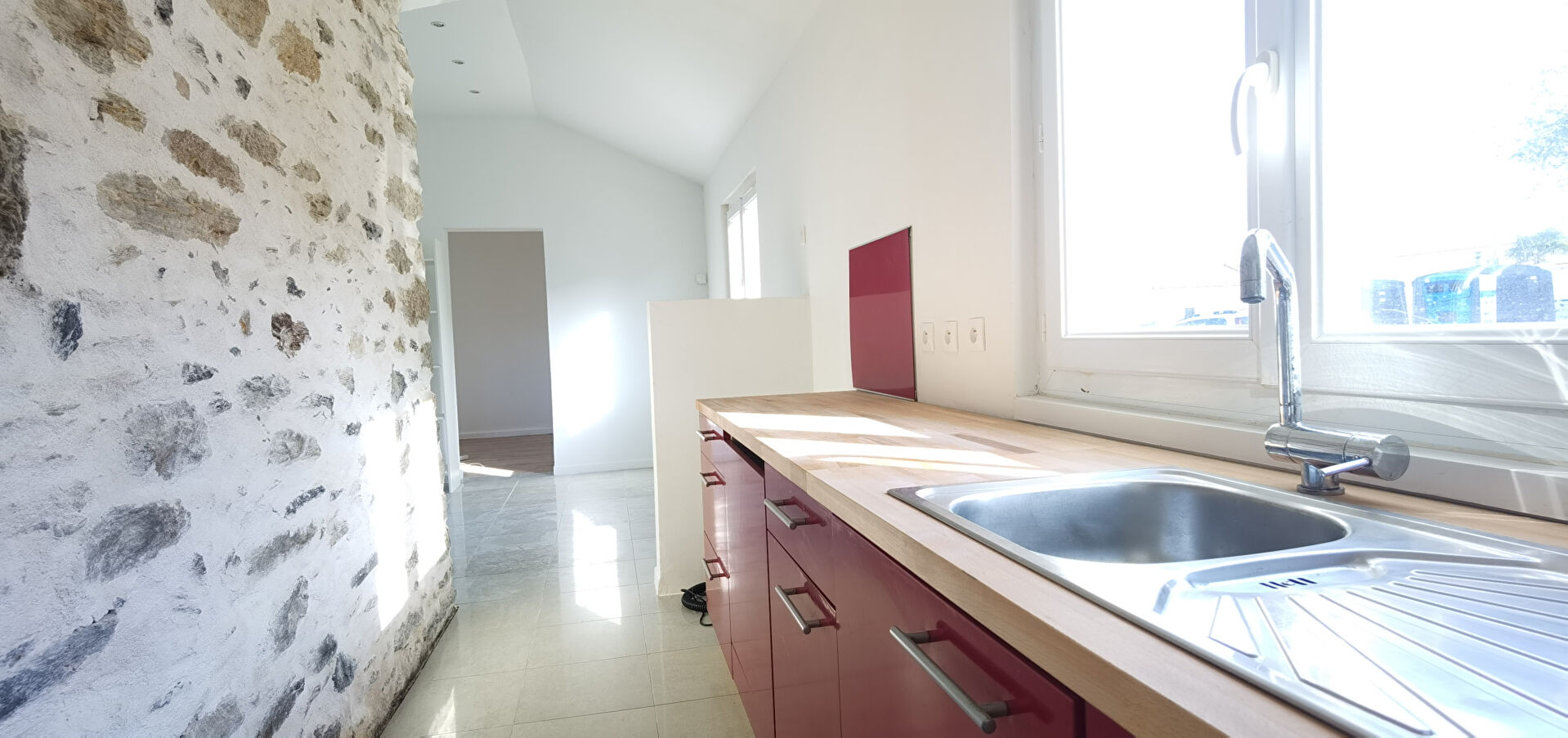 Maison de plain-pied 1 chambre, idéalement située, proche mer, sur un terrain d'environ 100 m²