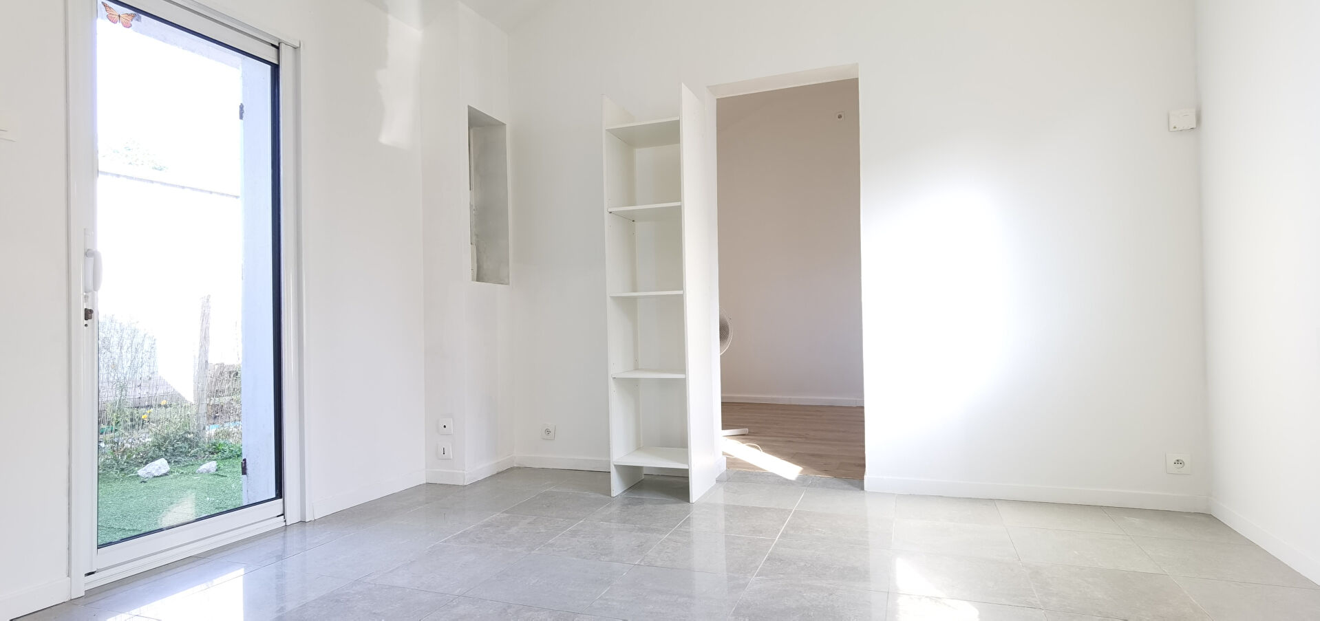 Maison de plain-pied 1 chambre, idéalement située, proche mer, sur un terrain d'environ 100 m²