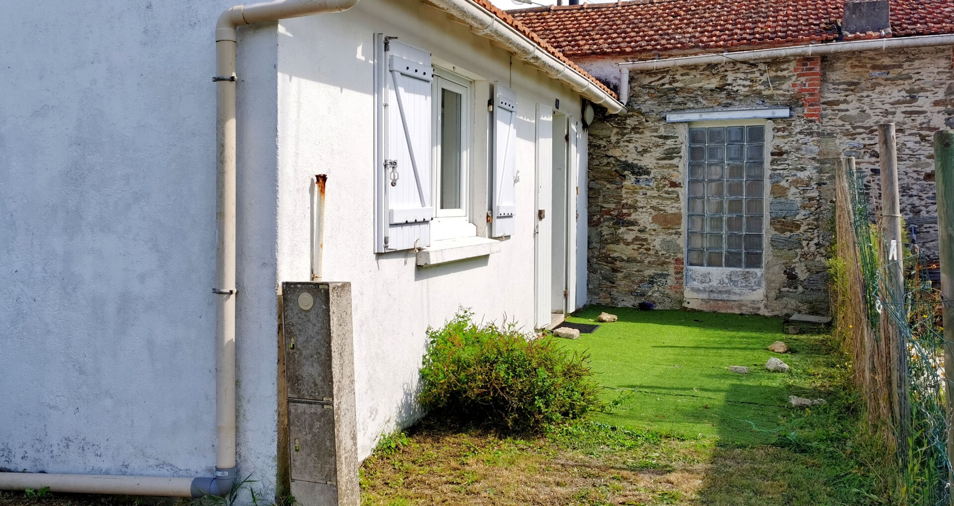Maison de plain-pied 1 chambre, idéalement située, proche mer, sur un terrain d'environ 100 m²