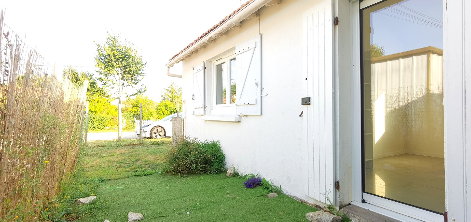 Maison de plain-pied 1 chambre, idéalement située, proche mer, sur un terrain d'environ 100 m²