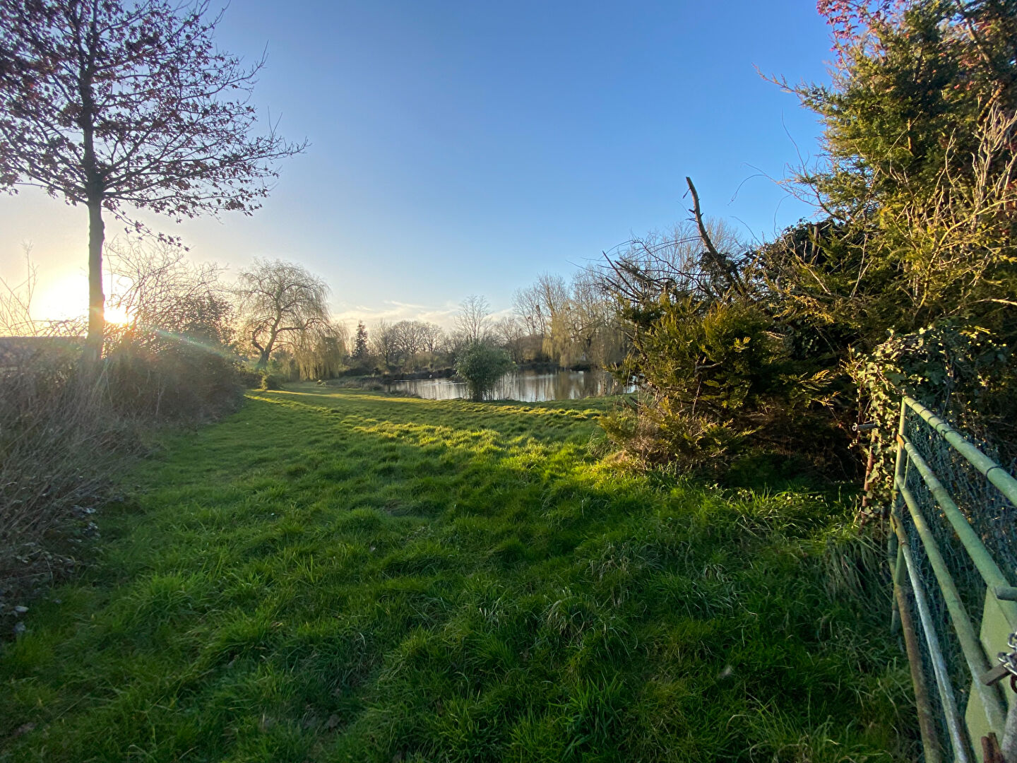 À vendre : Terrain idéalement situé au sud de Lamballe avec un étang , d'environ 10000 m² / terrain de Loisir · à Landehen · 