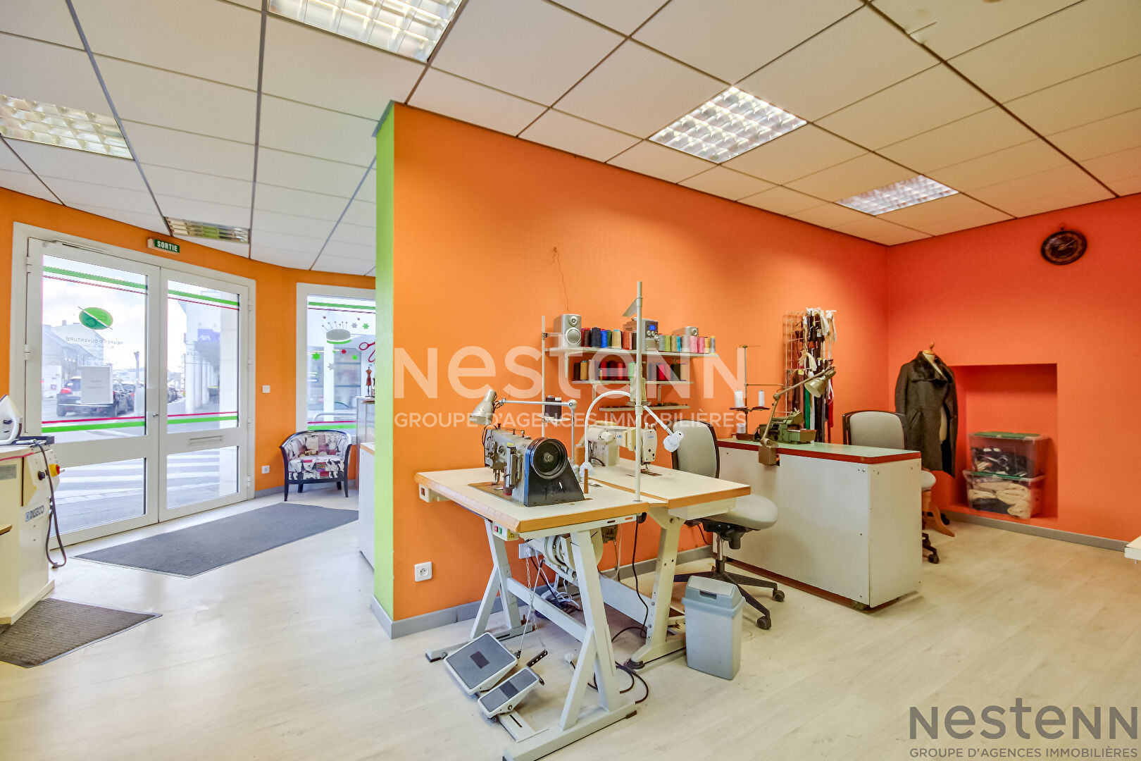 VENTE - LOCAL COMMERCIAL ENTIÈREMENT RÉNOVÉE EMPLACEMENT PREMIUM