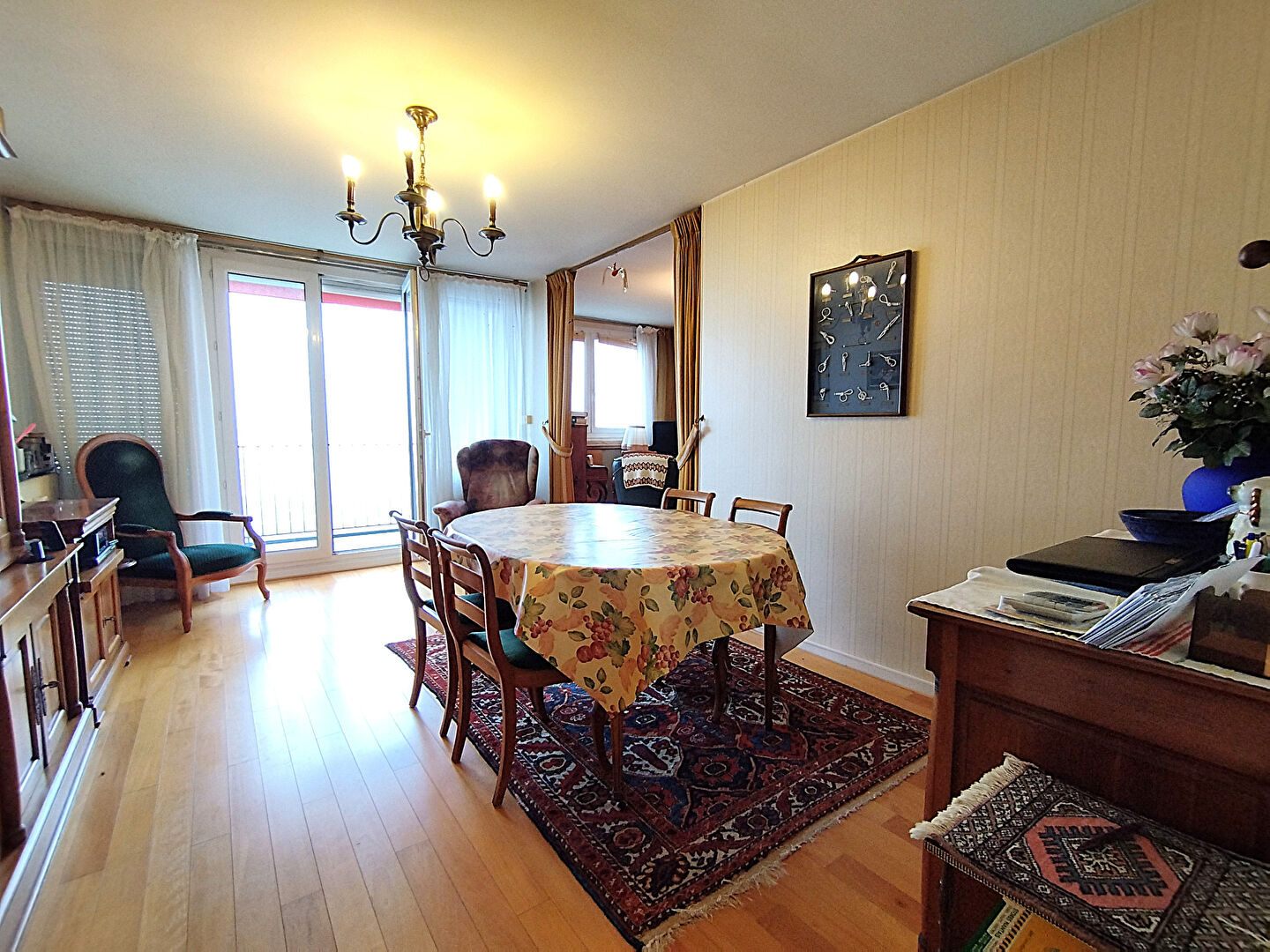 Appartement Rive du Cher avec balcon - Tours T5 proximité tram, Fil Bleu, commerces, écoles