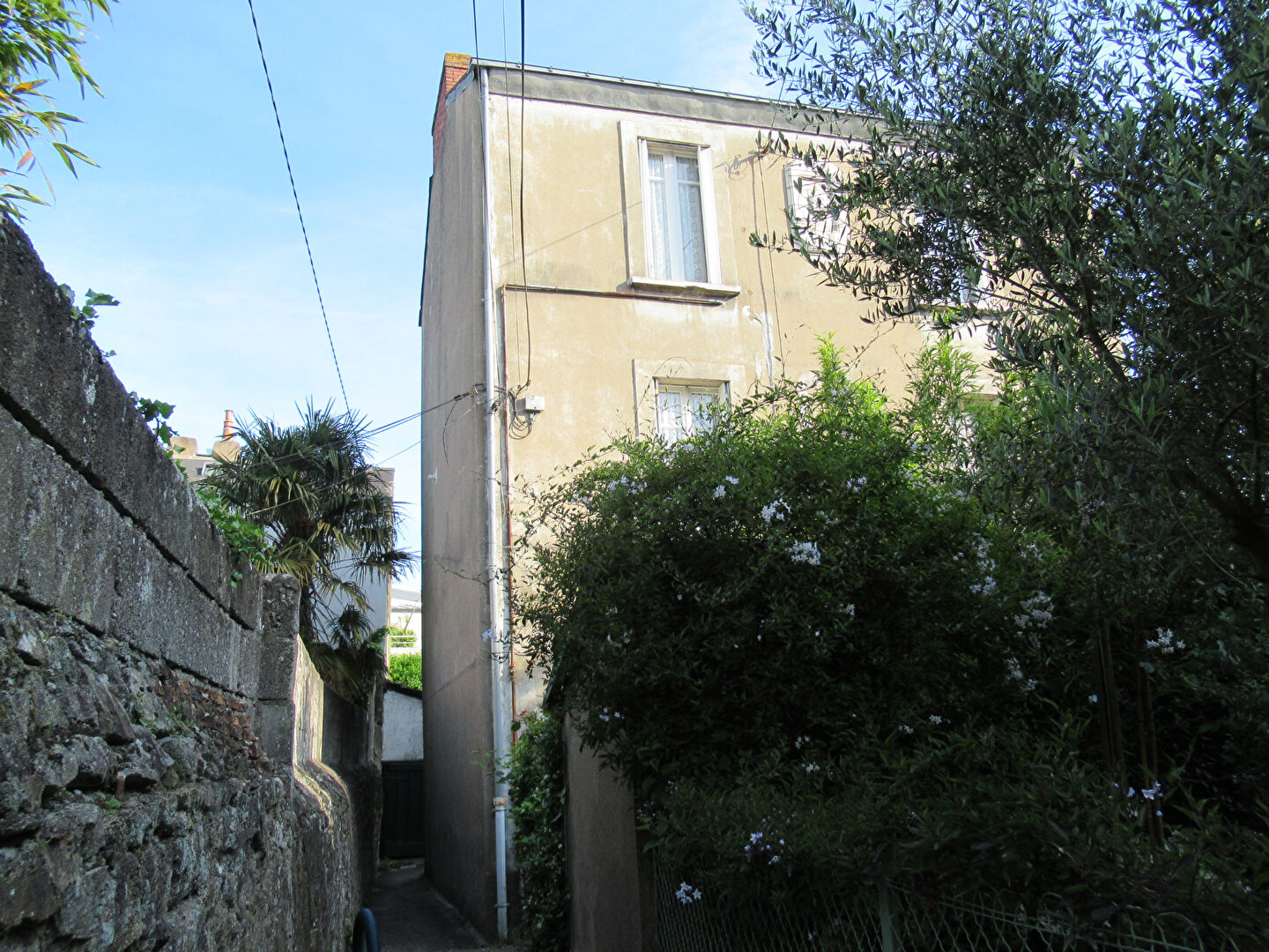 Immeuble quartier SainteAnne a Nantes de 3 niveaux avec dependances