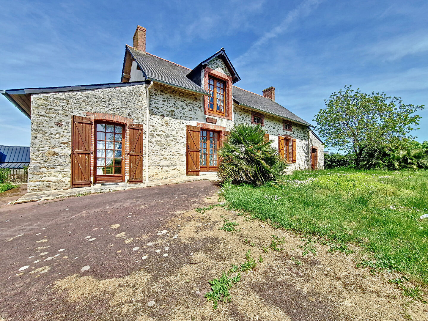 Longere a vendre a Pouille Les Coteaux, en campagne.