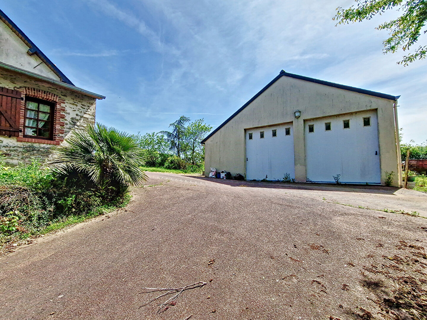 Longere a vendre a Pouille Les Coteaux, en campagne.