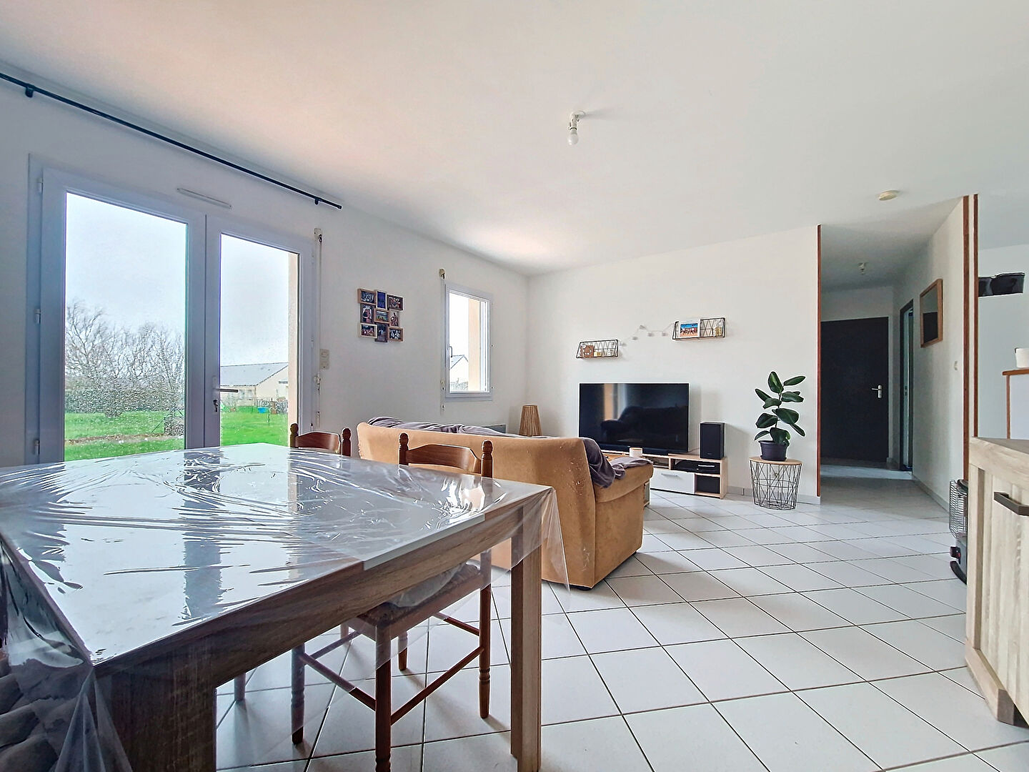 Maison a vendre a Pouille Les Coteaux, au calme, deux chambres, jardin