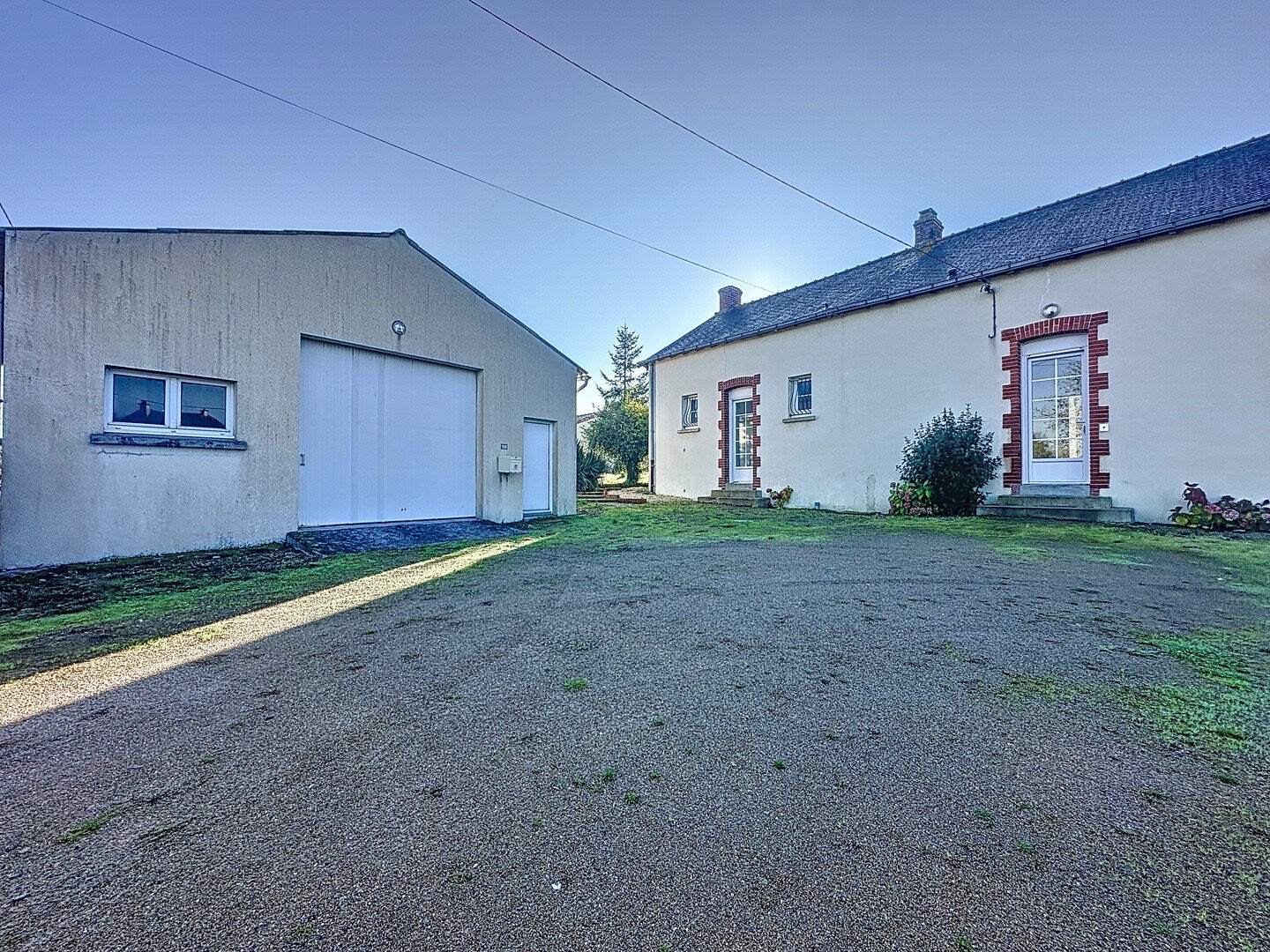 Maison a vendre a COUFFE en hameau avec deux chambres, grand garage