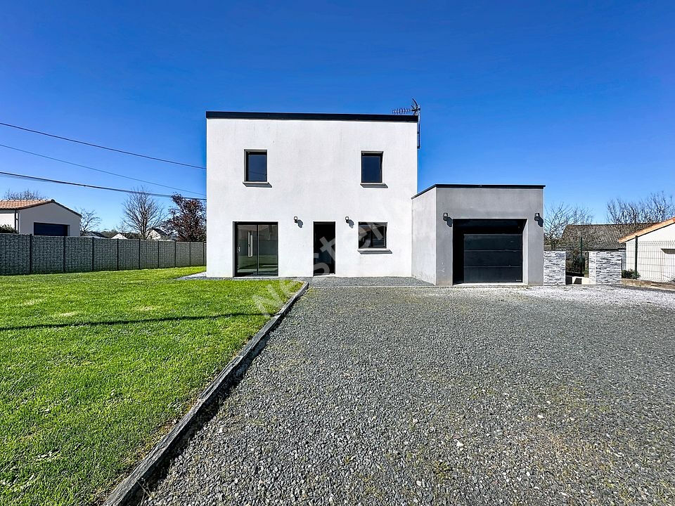 Maison contemporaine à vendre à COUFFE proche bourg avec 4 chambres garage et jardin.