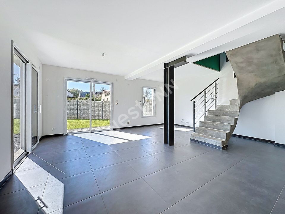 Maison contemporaine à vendre à COUFFE proche bourg avec 4 chambres garage et jardin.