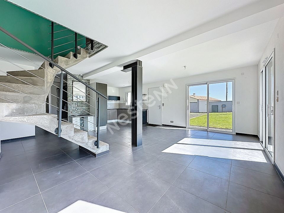 Maison contemporaine à vendre à COUFFE proche bourg avec 4 chambres garage et jardin.