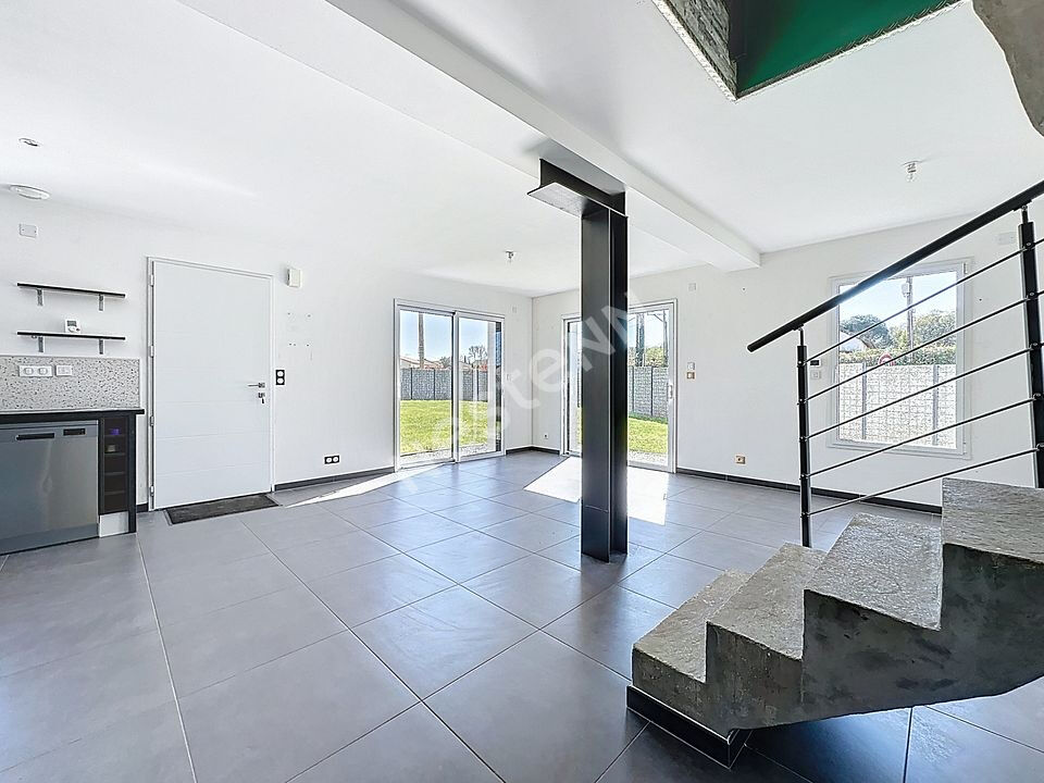 Maison contemporaine à vendre à COUFFE proche bourg avec 4 chambres garage et jardin.