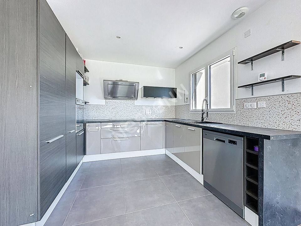 Maison contemporaine à vendre à COUFFE proche bourg avec 4 chambres garage et jardin.