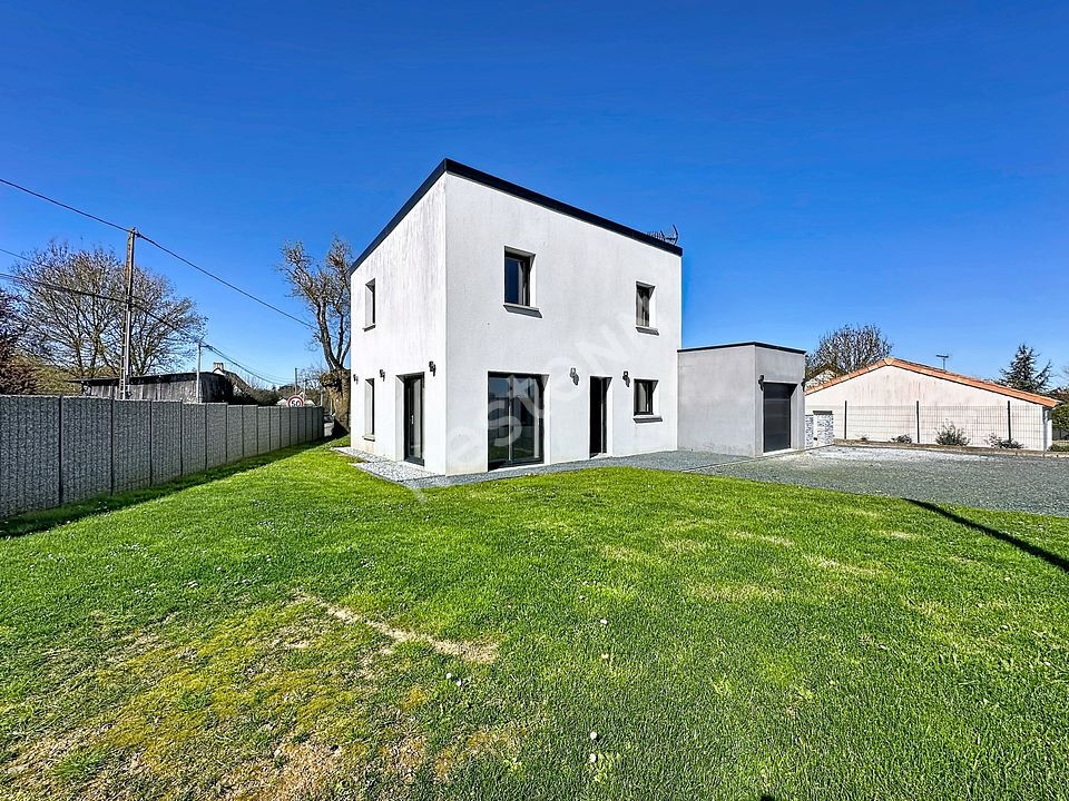 Maison contemporaine à vendre à COUFFE proche bourg avec 4 chambres garage et jardin.