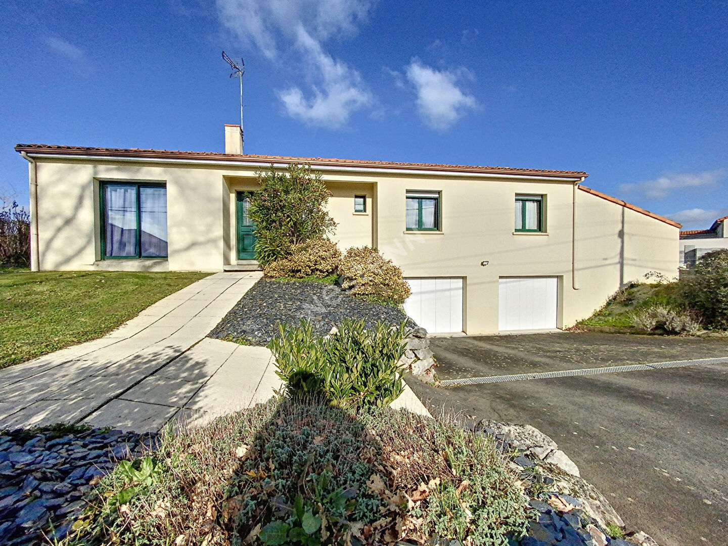 Maison a vendre OREE D'ANJOU (Lire) 3 chambres, double garage sous