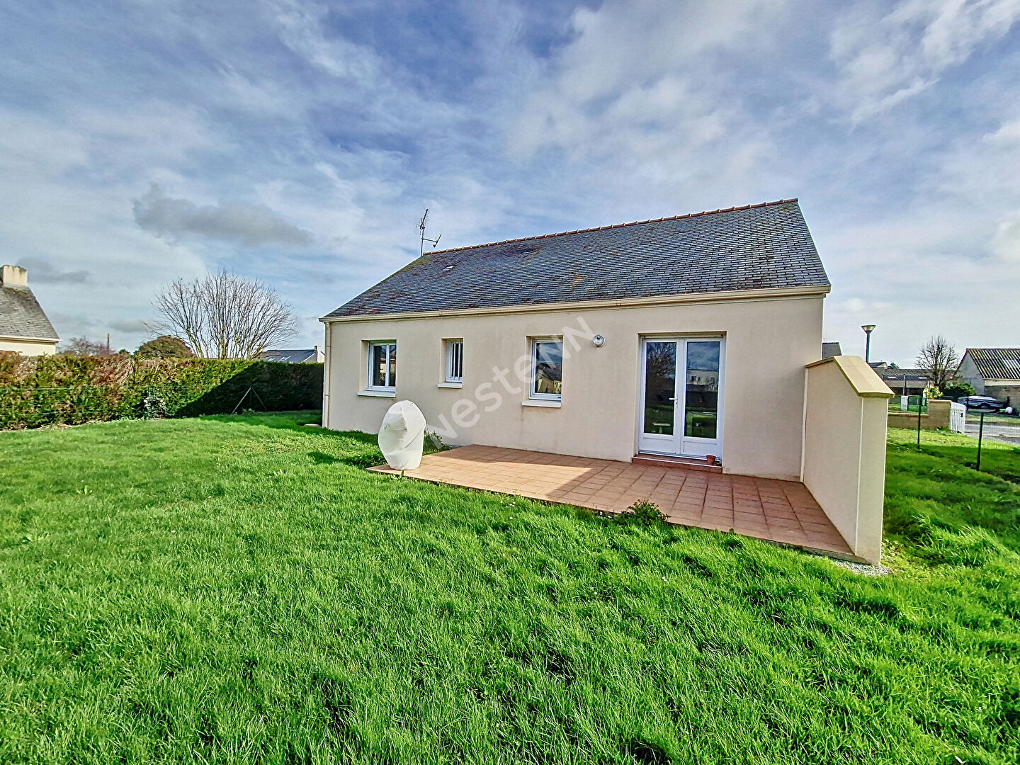 Maison a vendre a Pouille Les Coteaux, au calme, deux chambres, jardin
