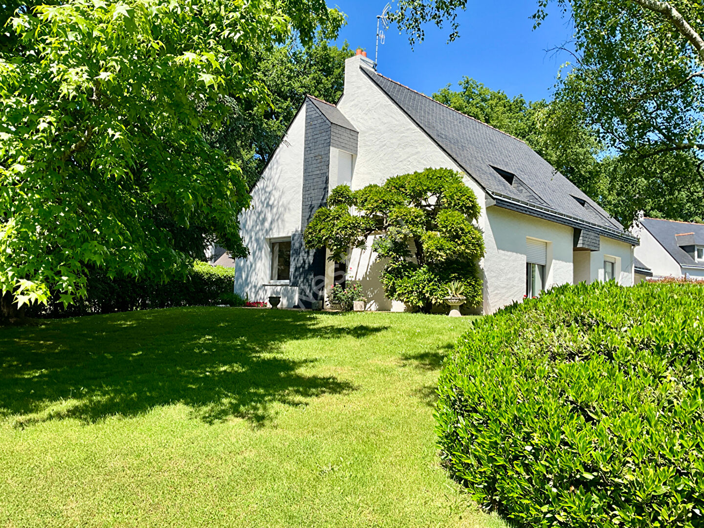 OPPORTUNITE Sautron : En vente ! Maison de 168m², 5 chambres, vie de plain pied, belle parcelle au calme d'une impasse.