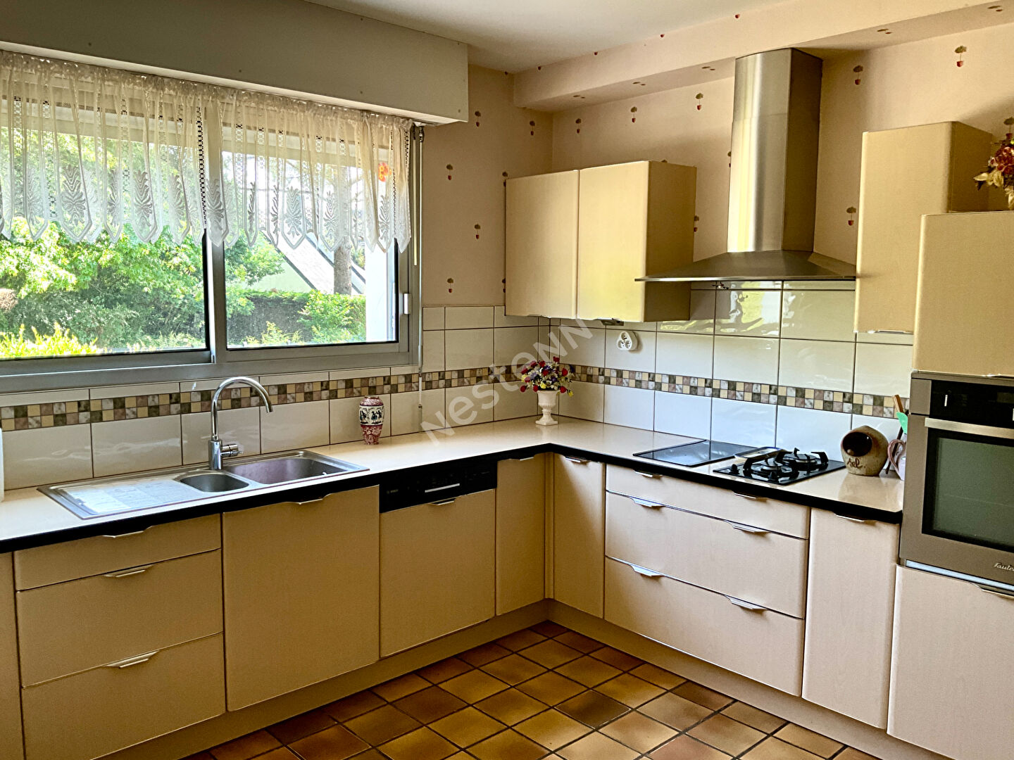 OPPORTUNITE Sautron : En vente ! Maison de 168m², 5 chambres, vie de plain pied, belle parcelle au calme d'une impasse.