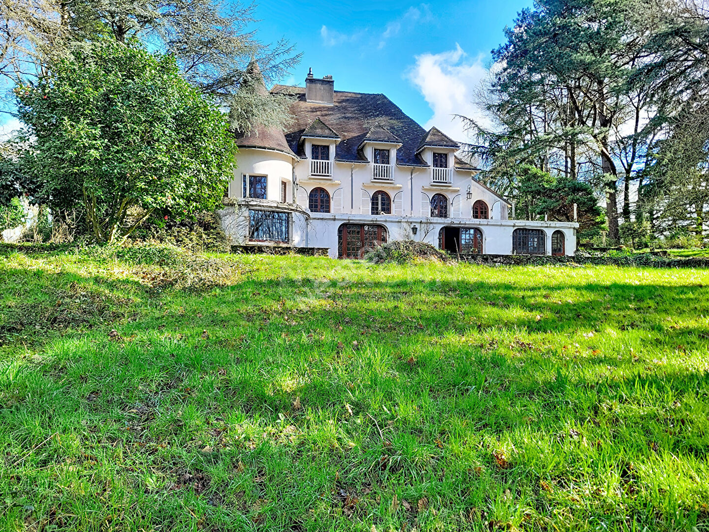 Orvault Vallée du Cens : Maison à vendre  ! Rare sur le secteur avec 293 m² sur terrain de 6300 m² ! Cadre verdoyant.