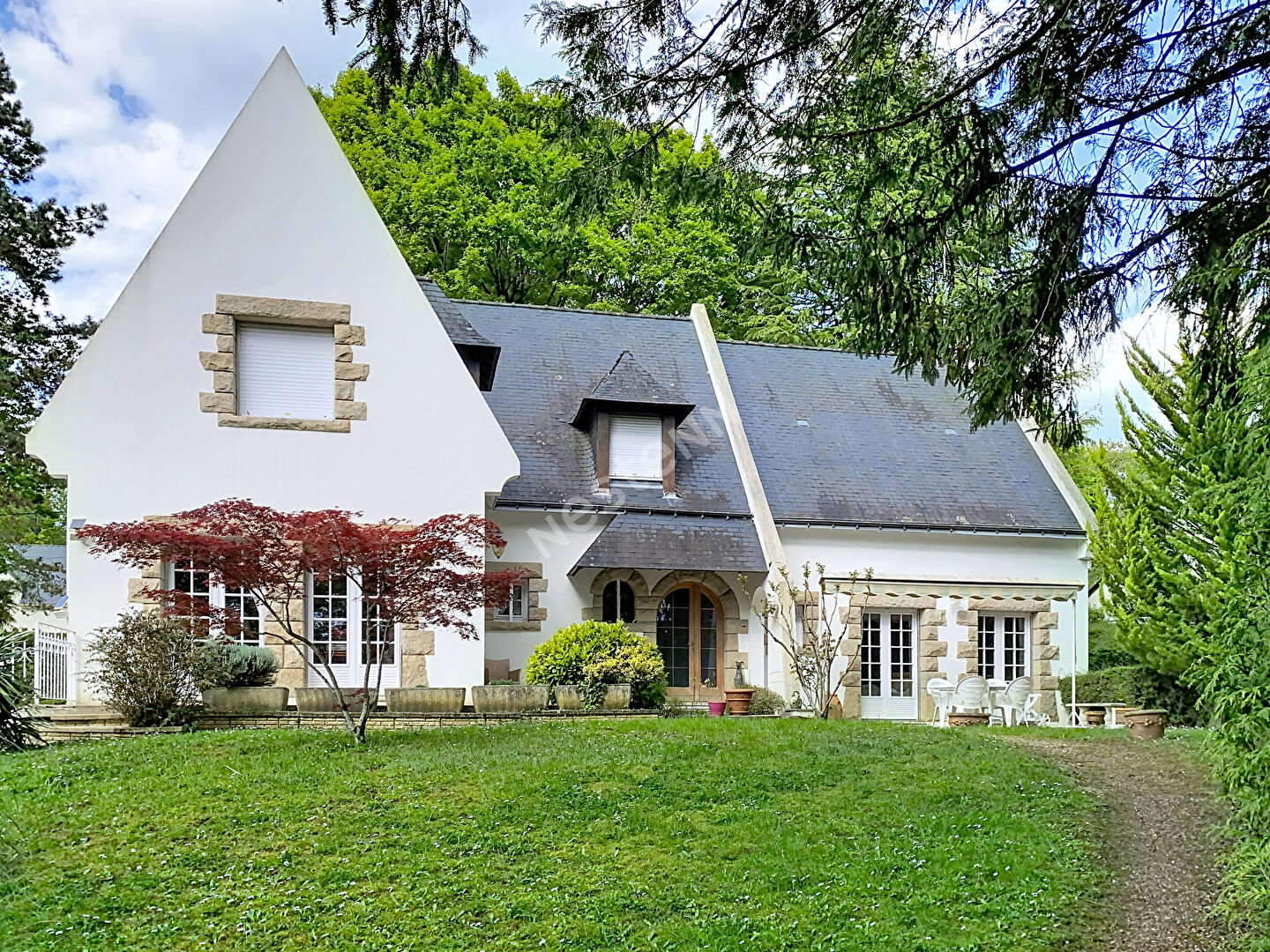 Maison 8 pièces 225 m² · à Avrille · 225 m² · 735 000 €
