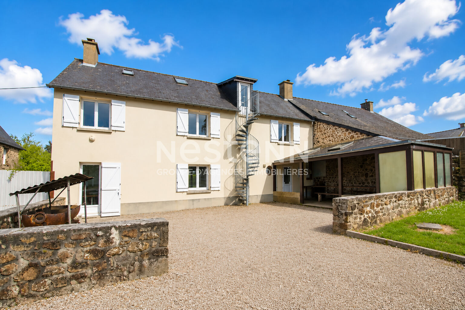 Maison 13 pièces 592 m² · à Hede Bazouges · 592 m² · 1 046 000 €