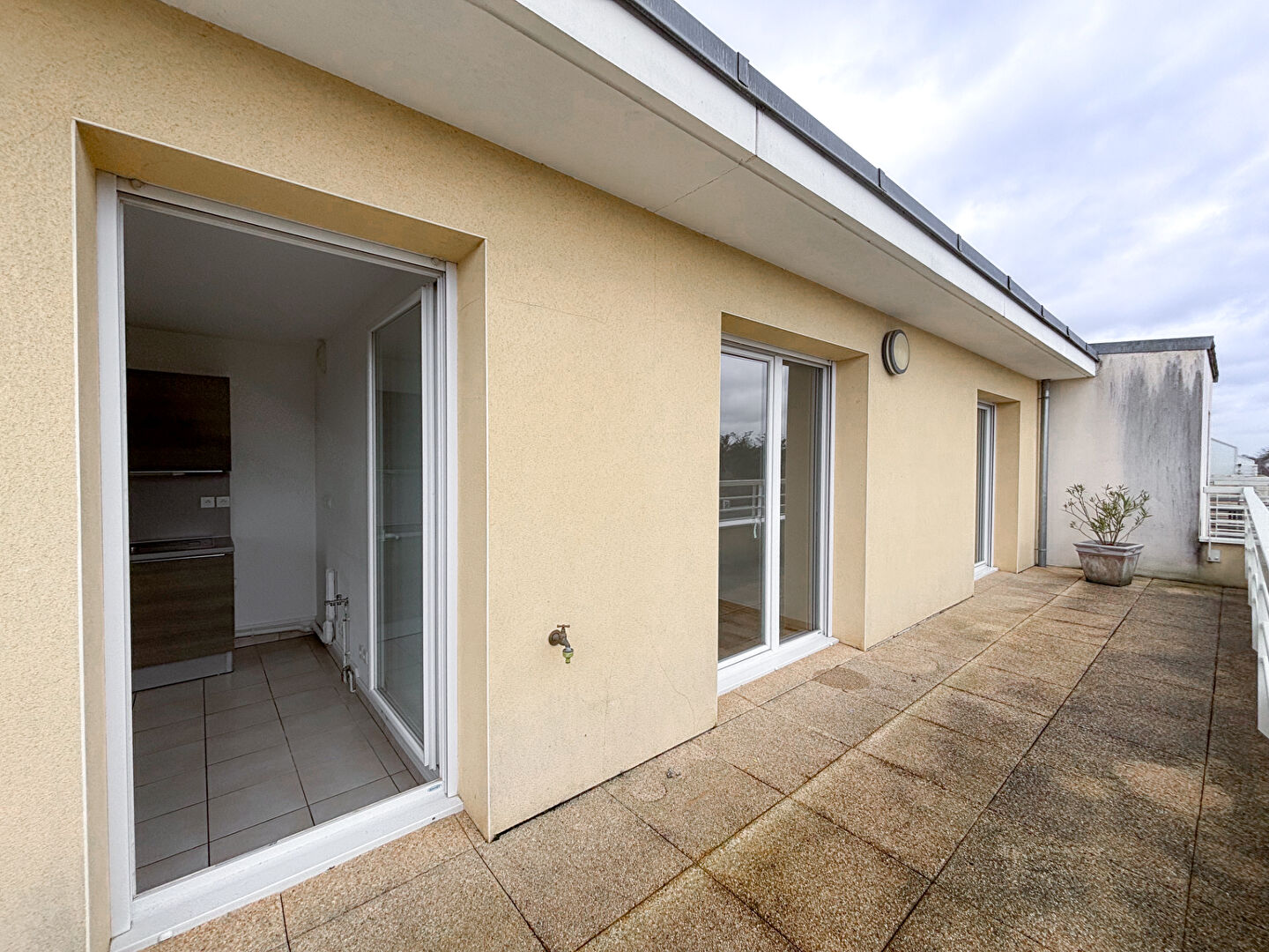 AVRILLE - Appartement 2 chambres dernier étage avec trois terrasses et garage au coeur du centre d'Avrillé !
