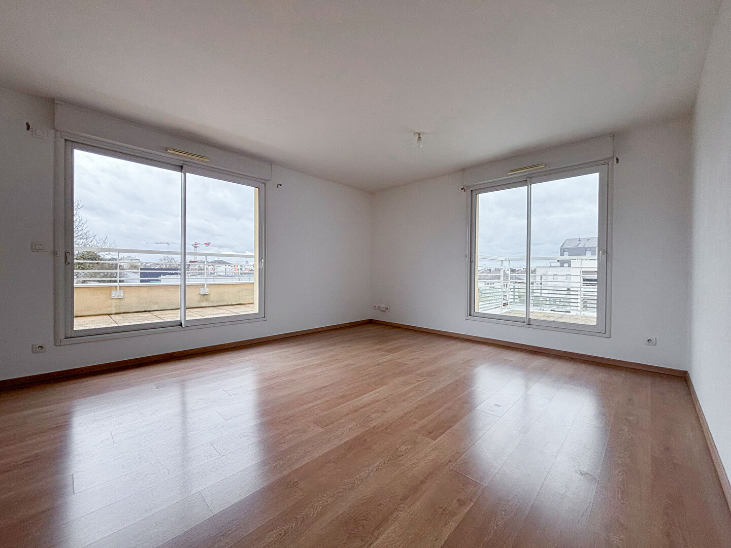 AVRILLE - Appartement 2 chambres dernier étage avec trois terrasses et garage au coeur du centre d'Avrillé !