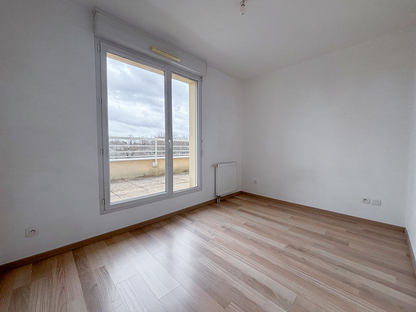 AVRILLE - Appartement 2 chambres dernier étage avec trois terrasses et garage au coeur du centre d'Avrillé !