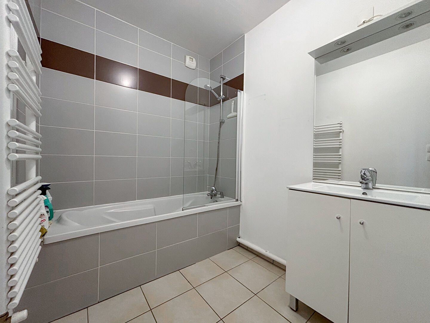 AVRILLE - Appartement 2 chambres dernier étage avec trois terrasses et garage au coeur du centre d'Avrillé !
