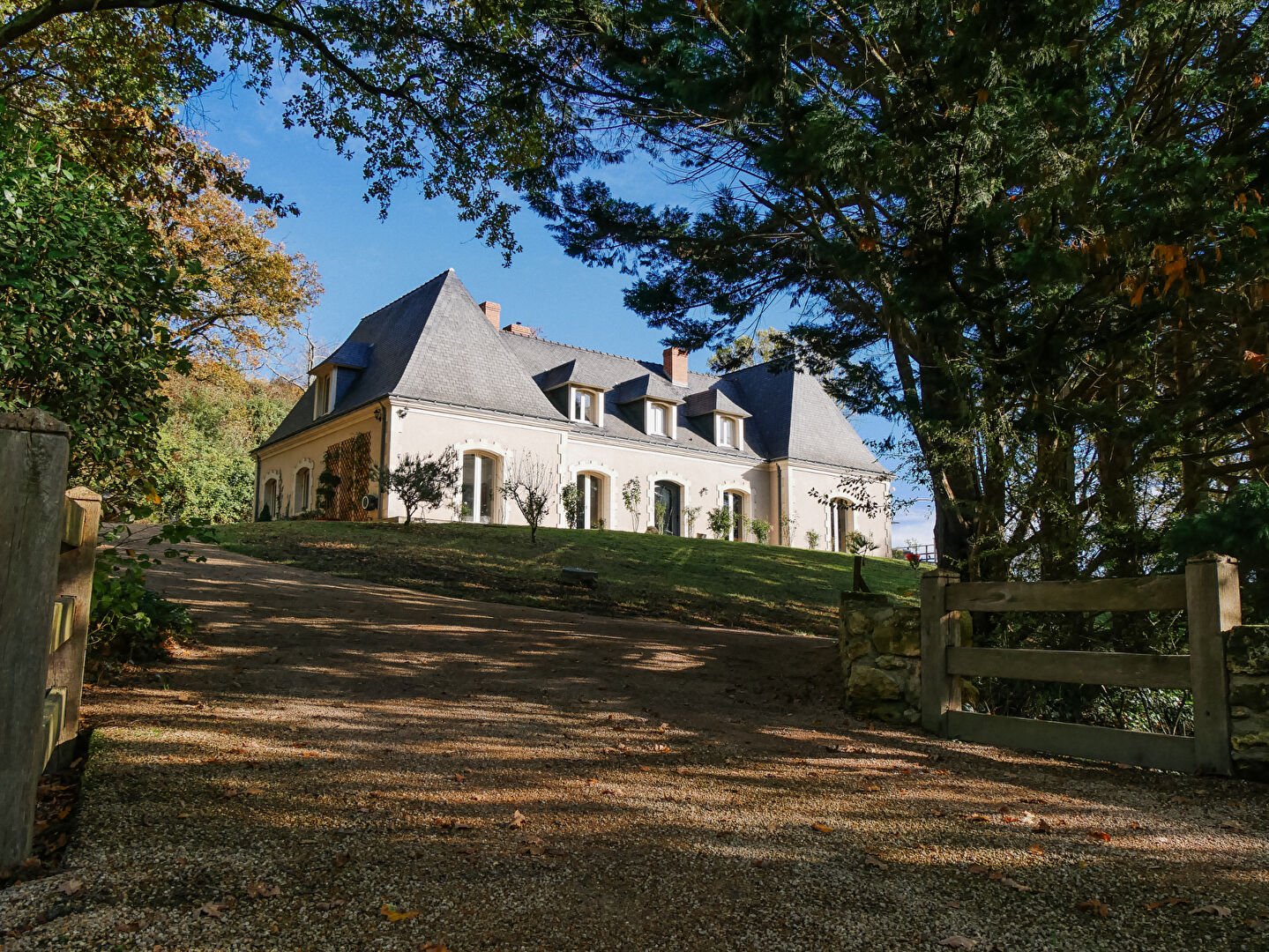 Élégante propriété familiale de 280m² avec vue sur les vignes, à 25 minutes d'Angers Sud