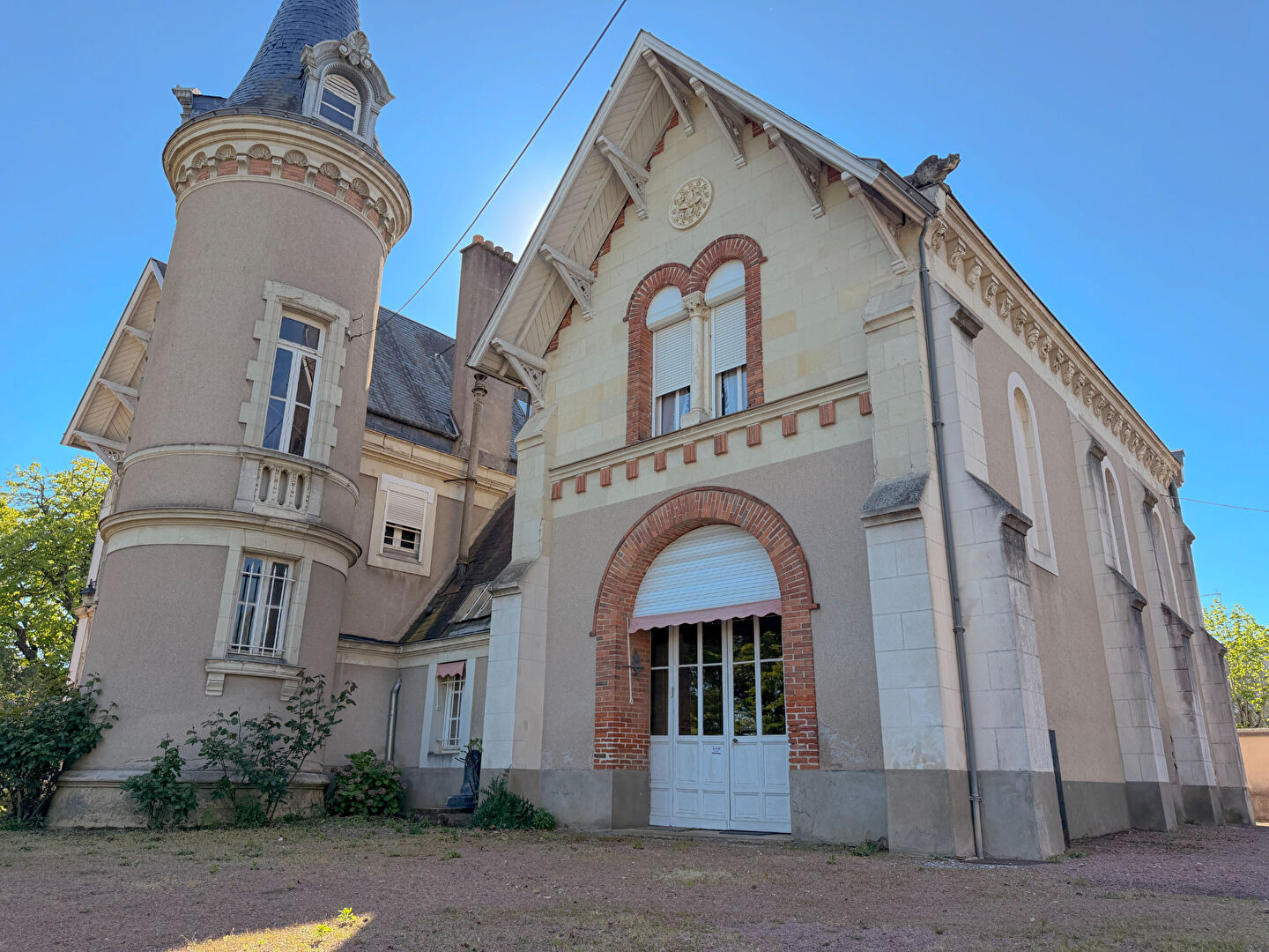 Château de caractère à Angers, 7 chambres, chapelle privée, pavillon indépendant, garages et parc de 3 260 m².