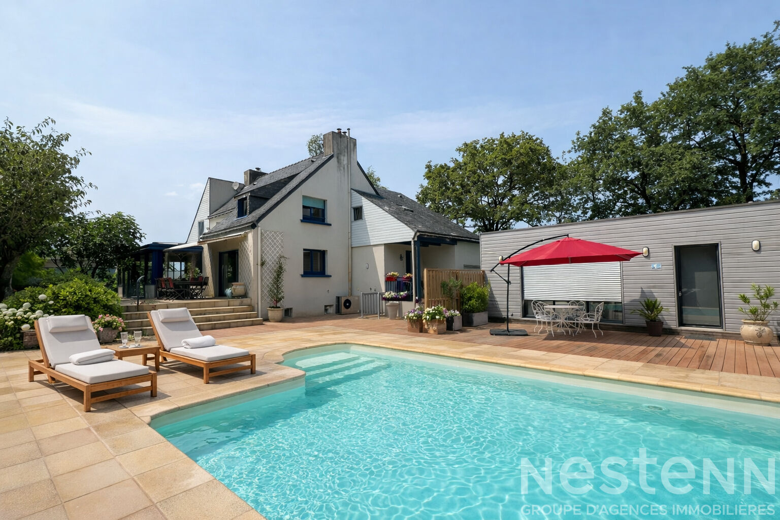 Maison spacieuse avec piscine et studio indépendant, à proximité d'Auray