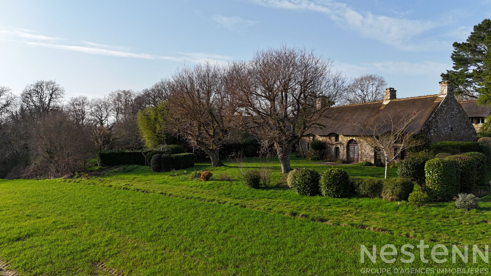Chaumière située dans un village de pierre proche du bourg de Plougoumelen